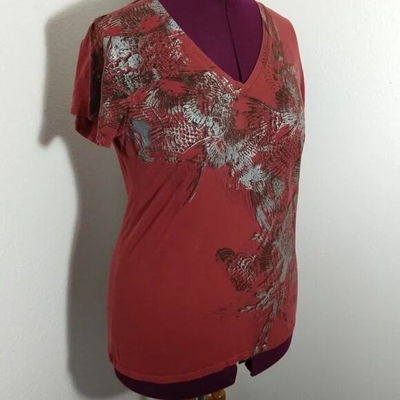 Calvin Klein Jeans Red V-neck T-shirt Large silver & black feather pattern tee - Picture 2 of 12